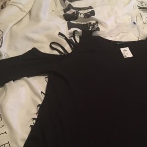 Cold shoulder top 👗👖👚4 for $15 when bundled